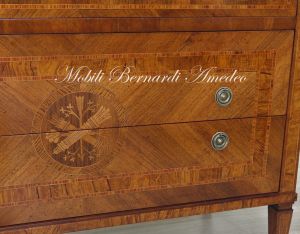 Prezioso cassettone artigianale in noce con intarsi in legno di ulivo e di rosa con 3 cassetti stile neoclassico